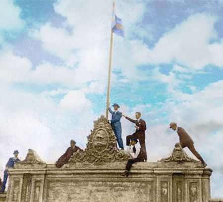 Célebre fotografía de los estudiantes cordobeses izando la bandera argentina, en el frontispicio del antiguo edificio de la Universidad de Córdoba.